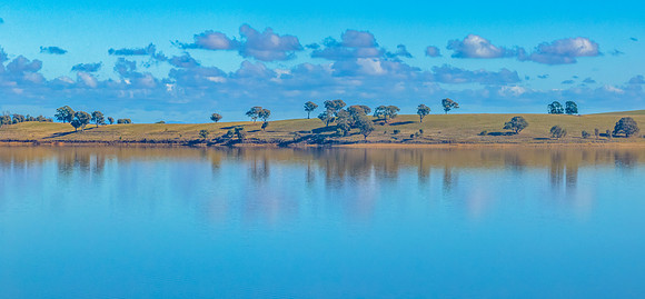 Cairn Curran Reservoir on a beautiful Autumn day.