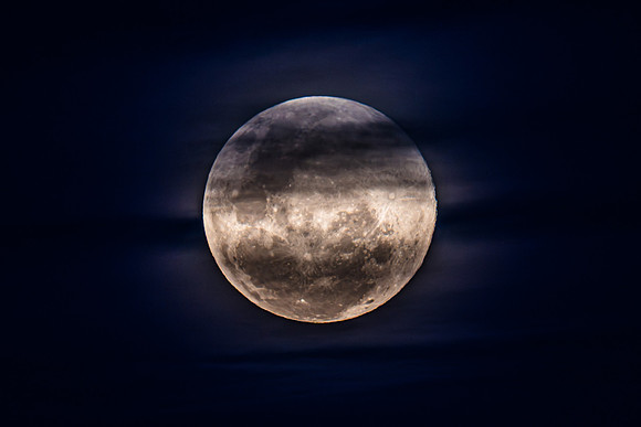 November's 'Beaver' Full Moon Supermoon Rising in the Twilight E