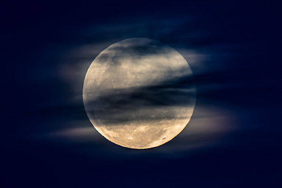 November's 'Beaver' Full Moon Supermoon Rising in the Twilight E