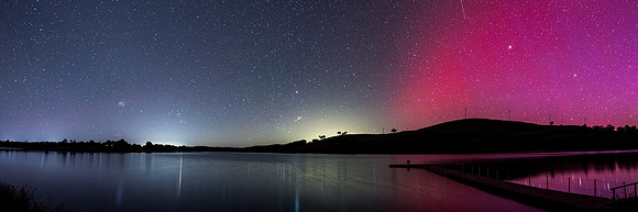 Aurora Australis Panorama with pinks over the dam