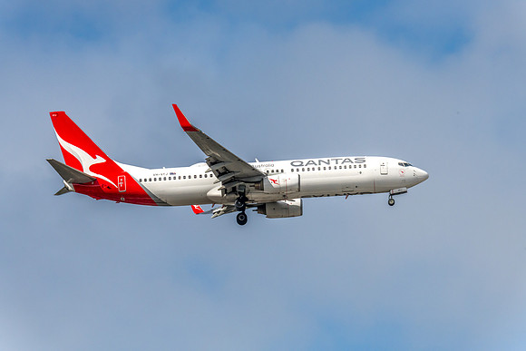 VH-VYJ - Boeing 737-838 - Qantas Aircraft in the cloudy afternoo