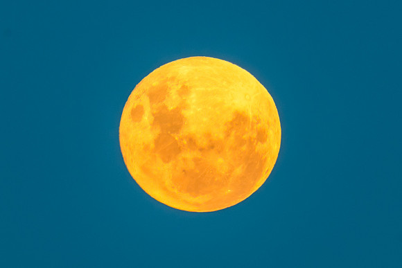 April's Full Pink Moon Rising in Australia