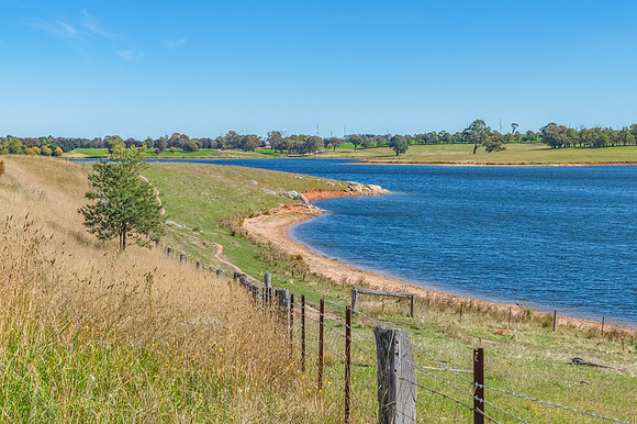An Autumn's day at Carcoar Dam