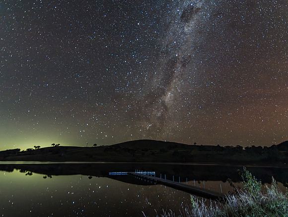 Aurora Australis diffuse in the night sky with The Milky Way