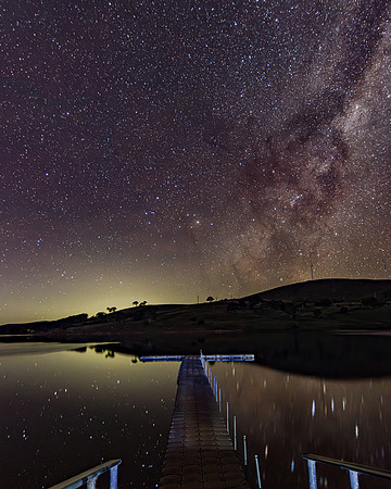 Aurora Australis diffuse in the night sky with The Milky Way