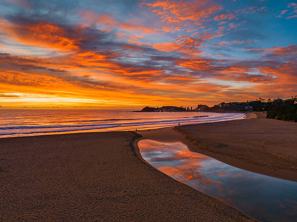 Sensational high cloud sunrise at the seaside