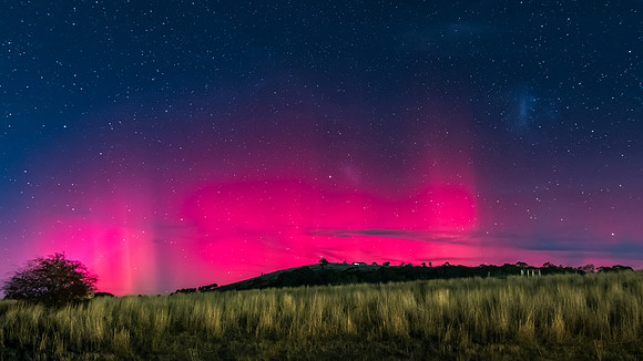 Aurora Australis display lights up the Winter night sky