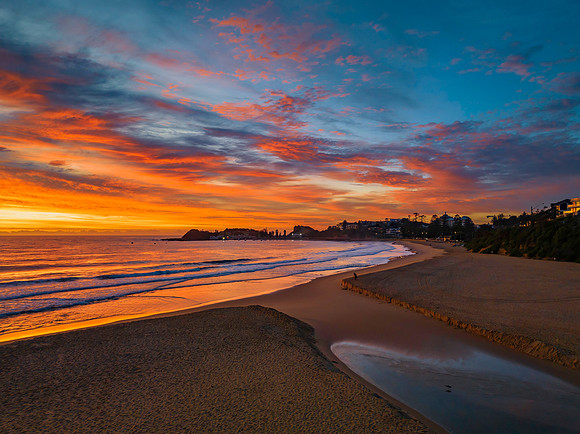 Sensational high cloud sunrise at the seaside