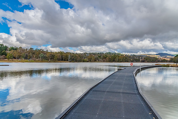 Winter views and floating boardwalk at Lake Canobolas