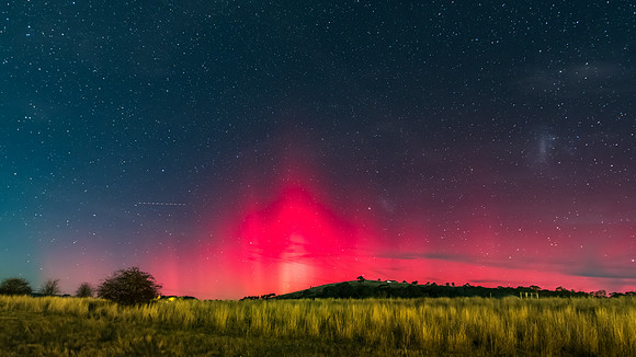 Aurora Australis display lights up the Winter night sky