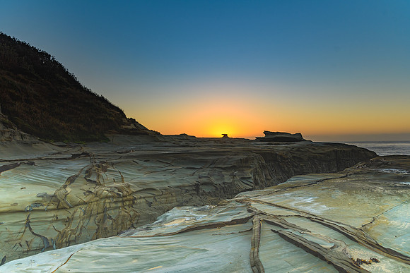 Sunrise from Rock Platform - Someone put a gulf between me and t