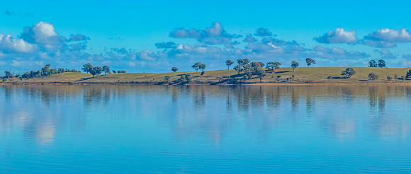 Cairn Curran Reservoir on a beautiful Autumn day.