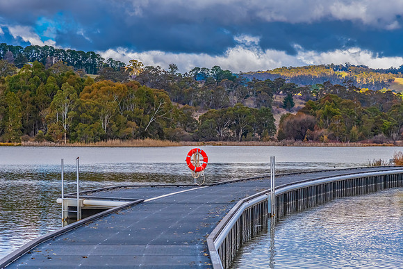 Winter views and floating boardwalk at Lake Canobolas