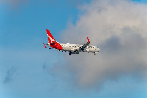 VH-VZM - Boeing 737-838 - Qantas Airlines in the afternoon sky w