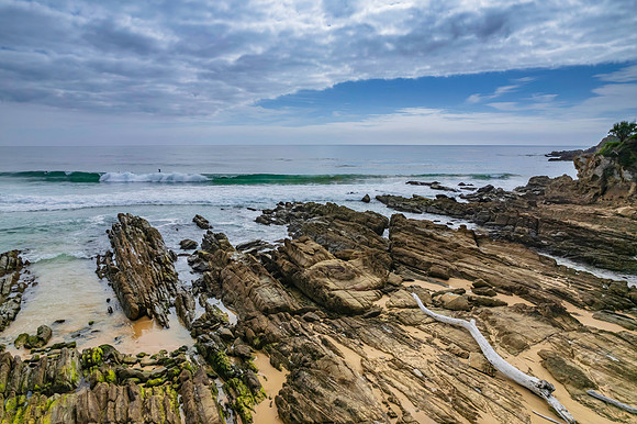 Morning ocean views with waves and rocks