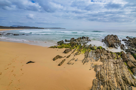 Morning ocean views with waves and rocks