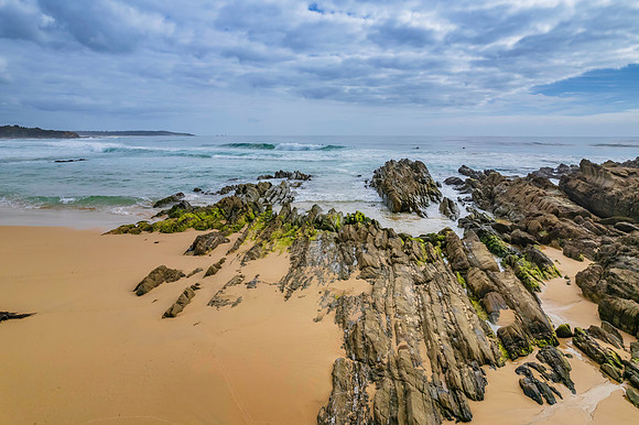 Morning ocean views with waves and rocks