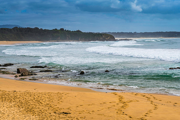 Morning ocean views with waves and rocks