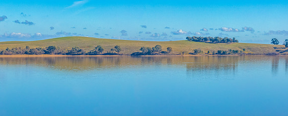 Cairn Curran Reservoir on a beautiful Autumn day.