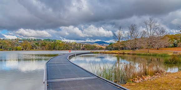Winter views and floating boardwalk at Lake Canobolas
