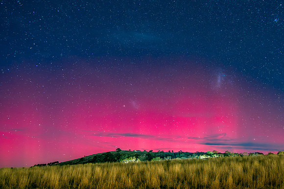 Aurora Australis display lights up the Winter night sky