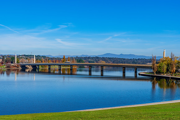 An Autumn day at Lake Burley Griffin