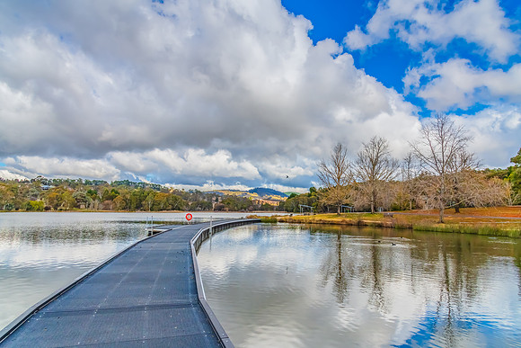 Winter views and floating boardwalk at Lake Canobolas