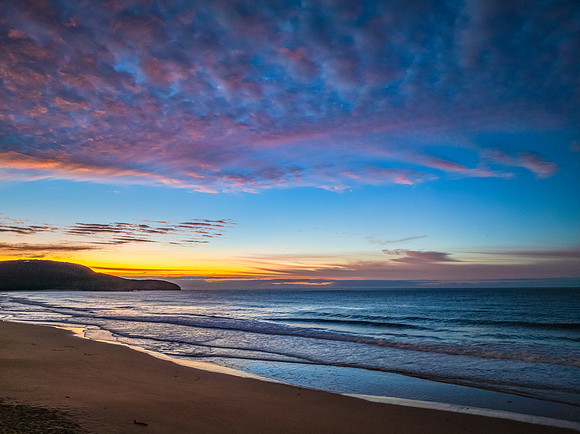Winter seascape views over the beach with high and medium cloud